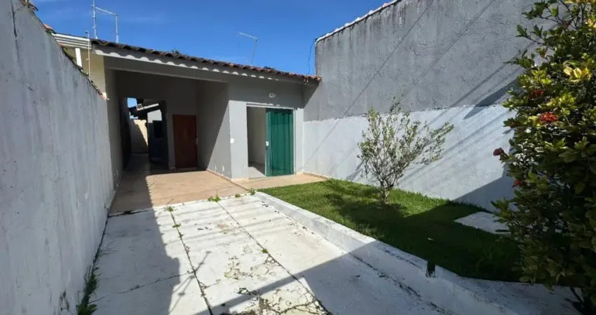Casa com 2 quartos, área gourmet e espaço para piscina em Peruíbe.