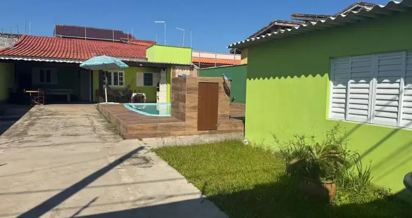 Casa com piscina, 2 quartos e churrasqueira em Itanhaém.