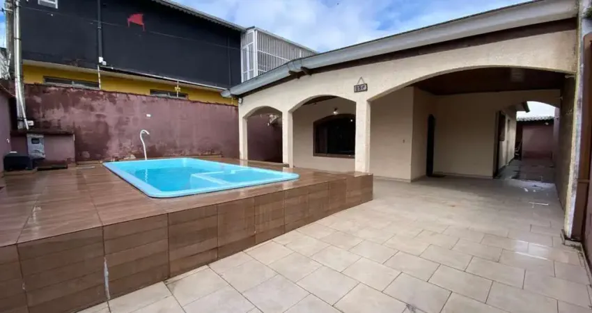 Casa com 2 quartos, piscina e churrasqueira em Peruíbe.
