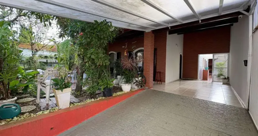 Casa à 180m do mar com 3 quartos, área gourmet e jardim em Peruíbe.