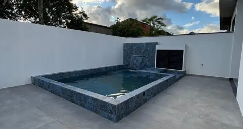 Casa com 2 quartos, piscina e área gourmet em Itanhaém.