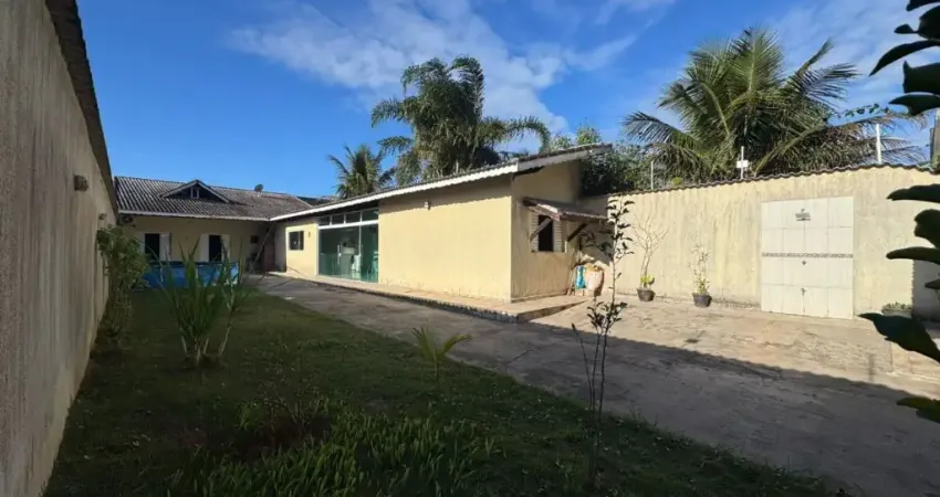 Casa com 3 quartos, churrasqueira e espaço para piscina em Peruíbe.