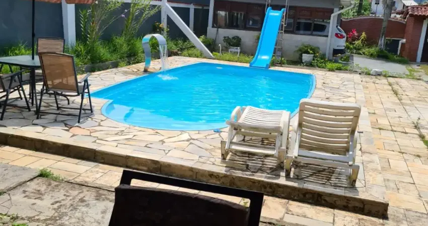 Casa com 3 quartos, piscina e área gourmet em Itanhaém.