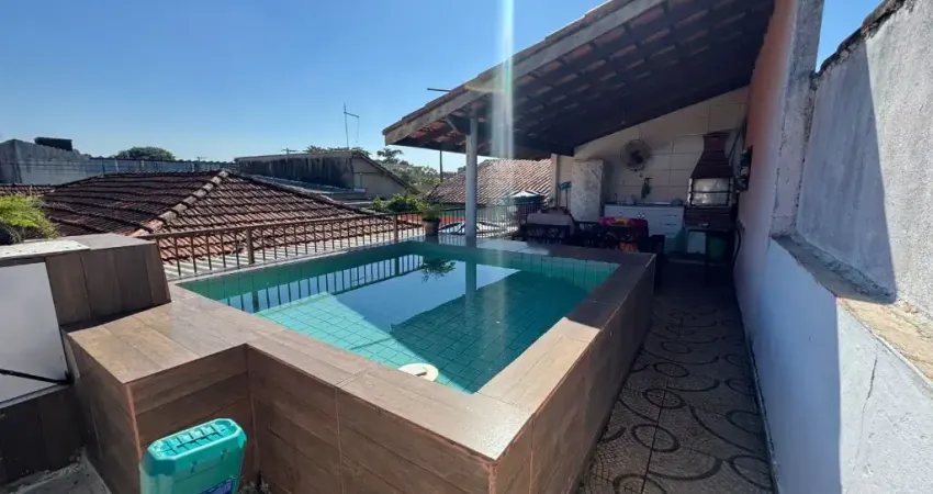 Casa na praia com 3 quartos, piscina e área gourmet em Itanhaém.