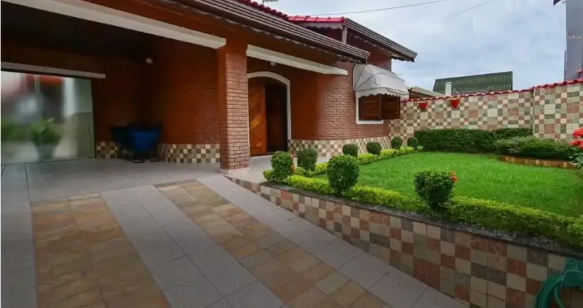 Casa com 3 quartos e área gourmet com churrasqueira em Peruíbe.
