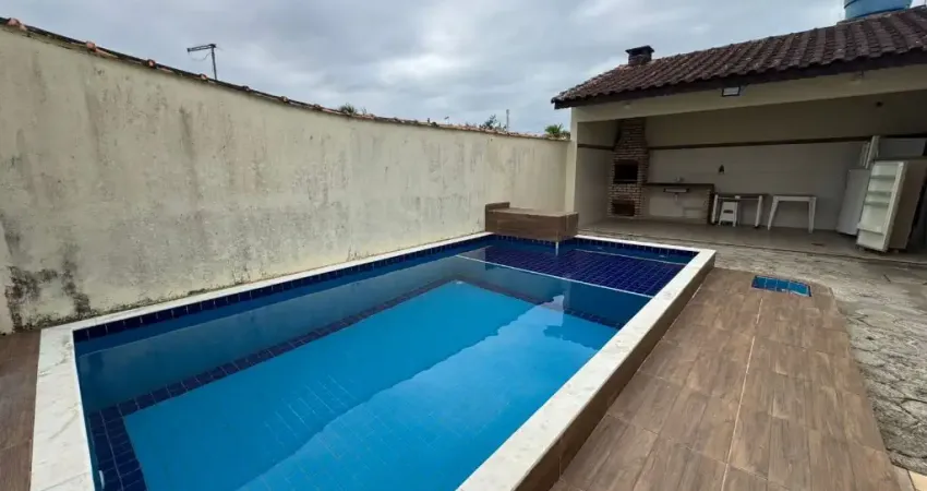 Casa com 3 quartos, piscina e área gourmet em Itanhaém.