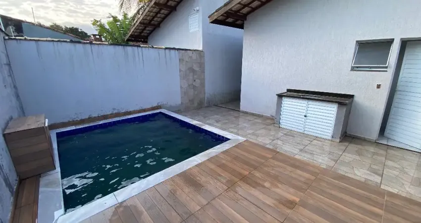 Casa com 2 quartos e piscina em Itanhaém - R$ 450.000,00.