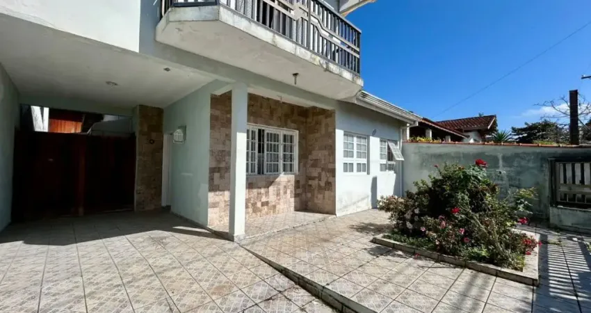 Casa na praia com 6 quartos e área gourmet em Peruíbe - R$ 590.000,00.