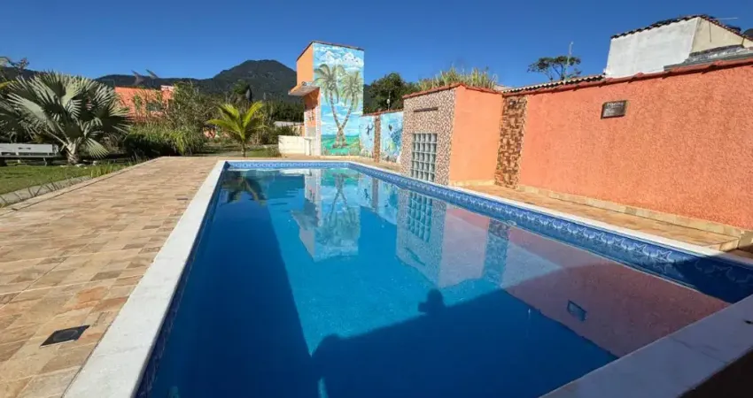 Chácara com piscina, 3 quartos e área gourmet com churrasqueira em peruíbe.