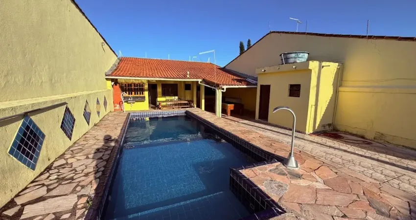 Casa com piscina e área gourmet, no bairro balneário gaivota