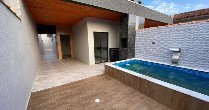 Casa geminada à 600m do mar, com piscina e área gourmet, no bairro tupy