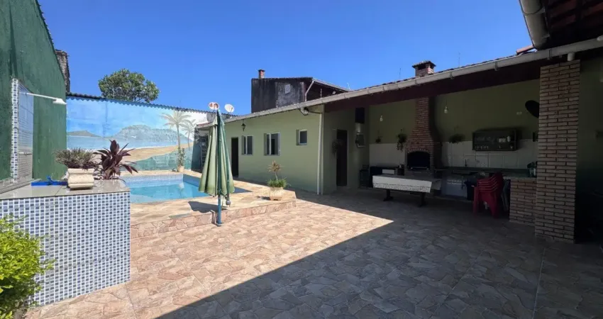 Casa à venda com piscina e área gourmet, no bairro laranjeiras