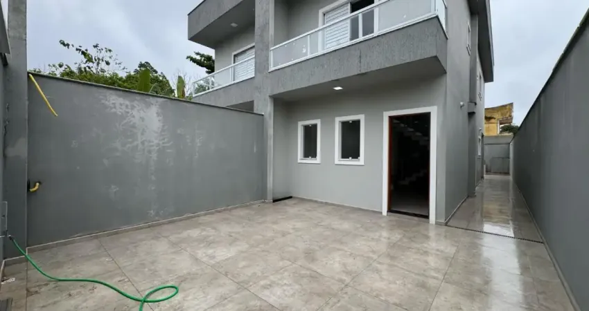 Casa à venda com piscina, à 400m do mar, no bairro nova itanhaém