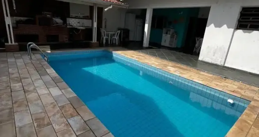 Casa à venda com piscina e área gourmet, no bairro nova itanhaém.