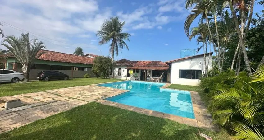 Casa à venda com piscina e churrasqueira, no bairro bopiranga