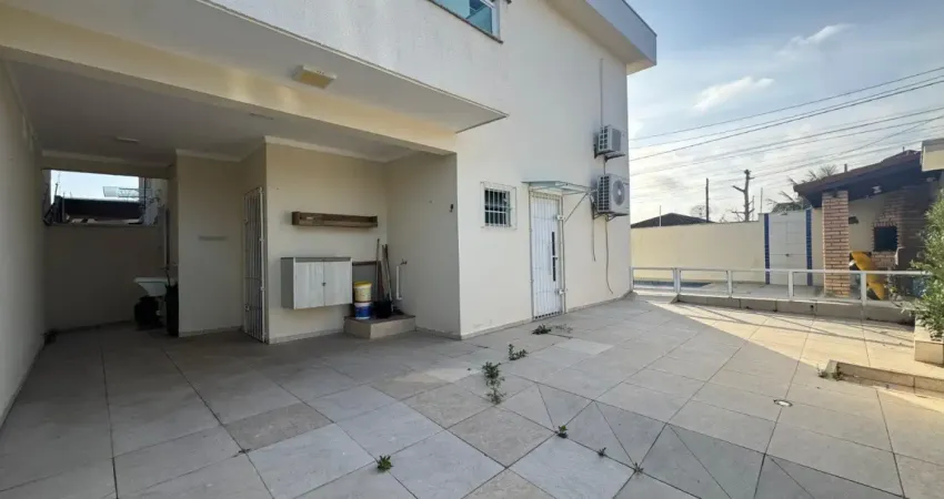 Casa à venda com piscina e churrasqueira, no bairro belas artes