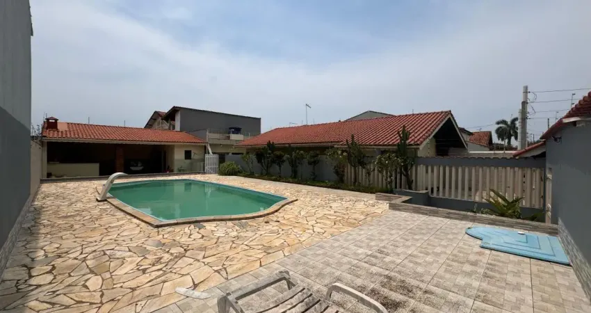 Casa à venda com área gourmet e piscina, no bairro balneário gaivota