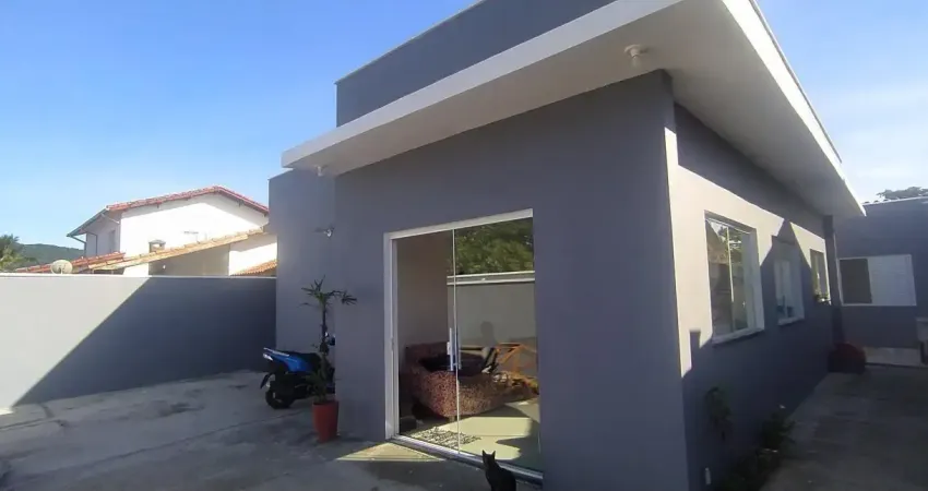 Casa à venda com piscina e churrasqueira, à 50m do mar, no bairro verde mar