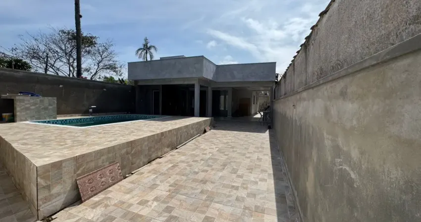 Casa à venda com piscina e área gourmet, à 500m do mar, no bairro jardim jamaica