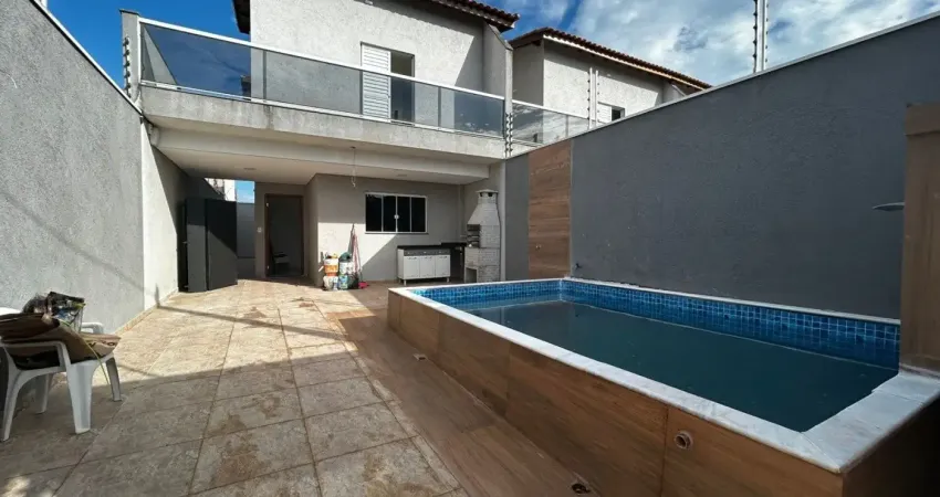 Casa à 100m do mar com piscina e área gourmet, no bairro suarão