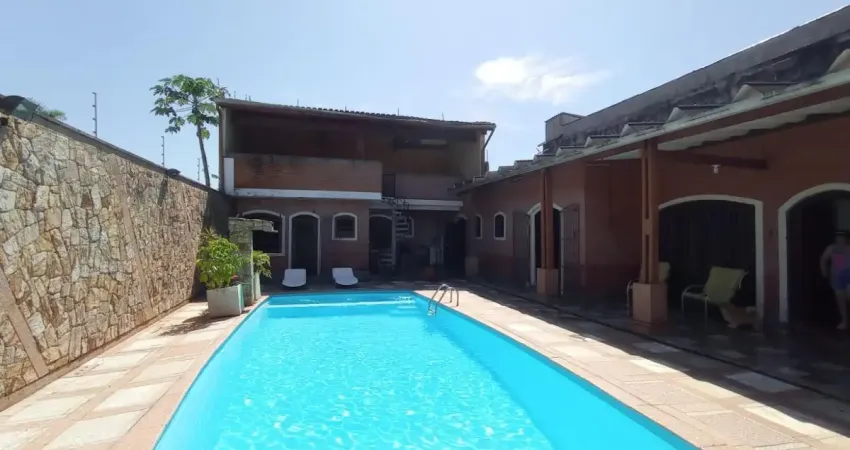 Casa à 200m do mar com piscina e área gourmet, no bairro suarão