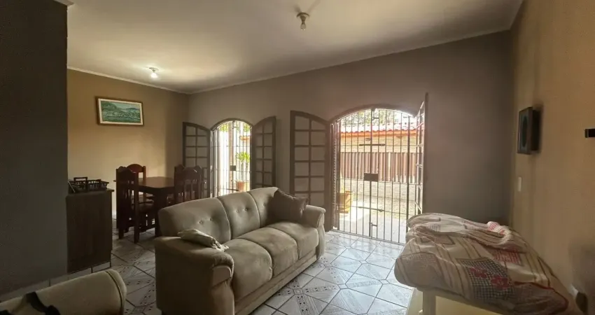 Casa à 100m do mar com área gourmet e 3 quartos, no bairro, suarão