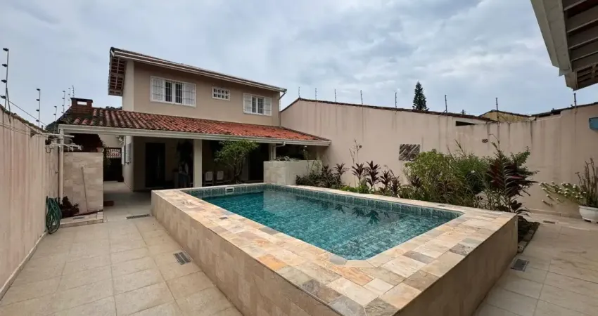 Casa à venda com piscina e churrasqueira, no bairro praia do sonho