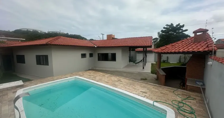 Casa à 400m do mar com piscina e área gourmet, no bairro praia dos sonhos