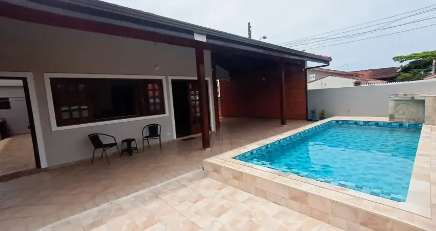 Casa à 370m do mar com piscina e churrasqueira, no bairro jardim grandesp