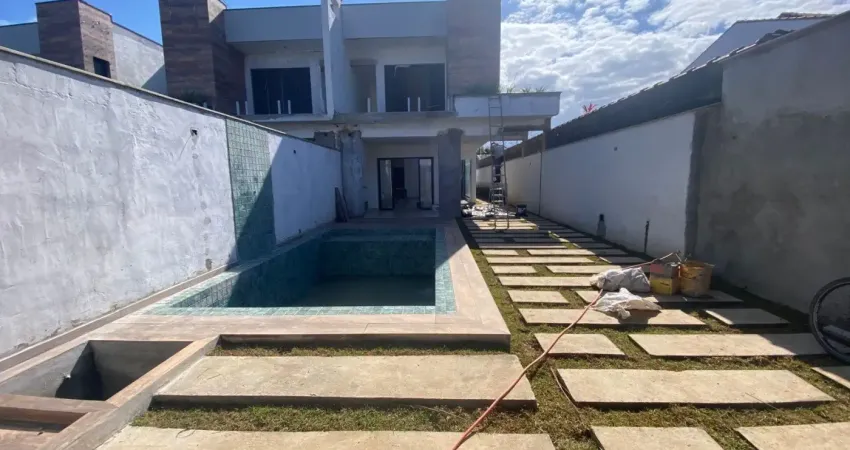 Casa à venda de frente ao mar com piscina e churrasqueira, no bairro bopiranga