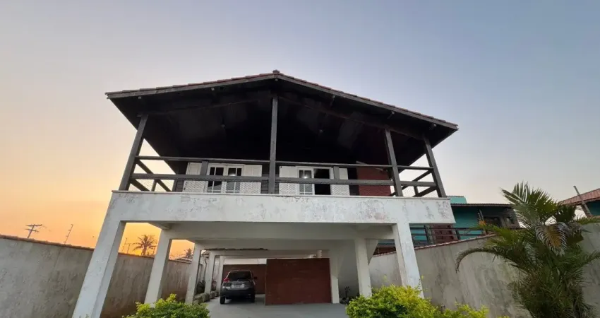 Casa à venda de frente ao mar com piscina e área gourmet, no bairro jardim grandesp