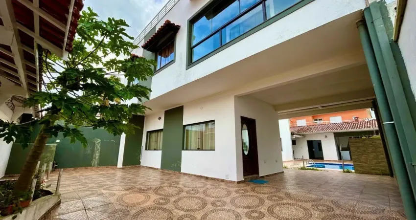 Casa à venda com piscina, edícula e área gourmet, localizada à 300m