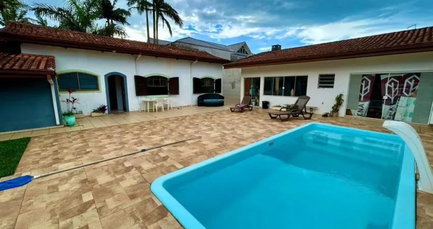 Casa à 650m do mar com piscina e 3 quartos, no bairro oasis em peruíbe