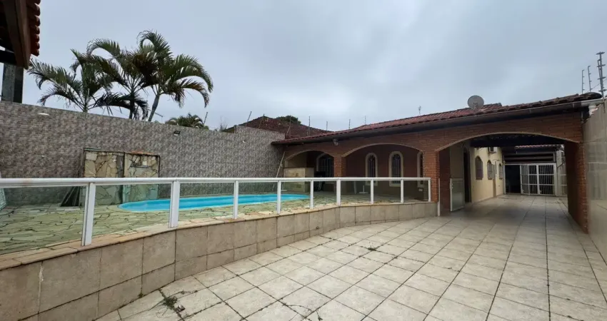 Casa à 800m do mar com piscina e área gourmet, no bairro maria helena novae