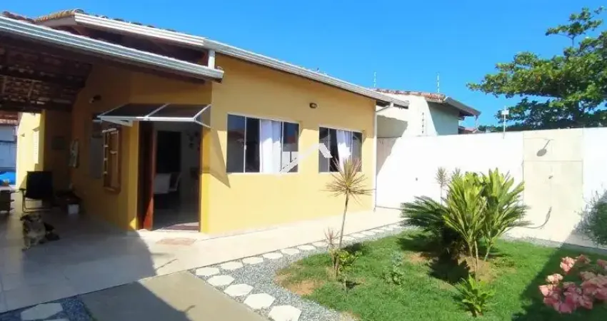 Casa à 100m do mar com área gourmet e 3 quartos, no bairro jardim regina