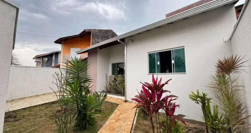 Casa à 200m do mar com área gourmet e 3 quartos, no bairro josedy