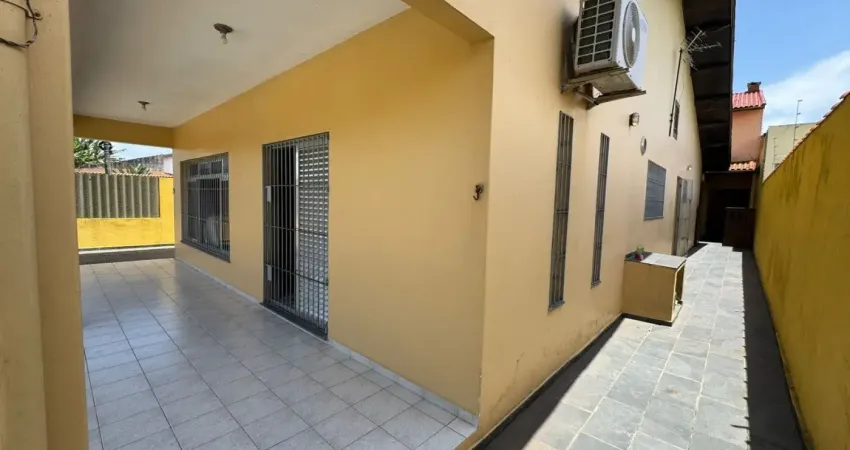 Casa à 700m do mar com piscina e área gourmet, no bairro cibratel