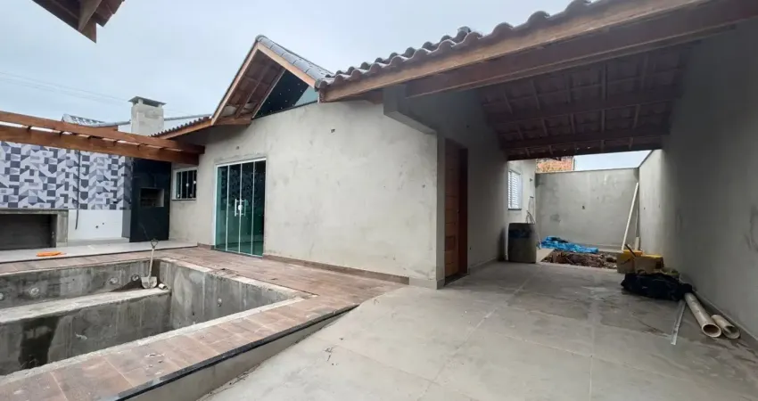 Casa à venda com piscina e área gourmet, no bairro nova peruíbe