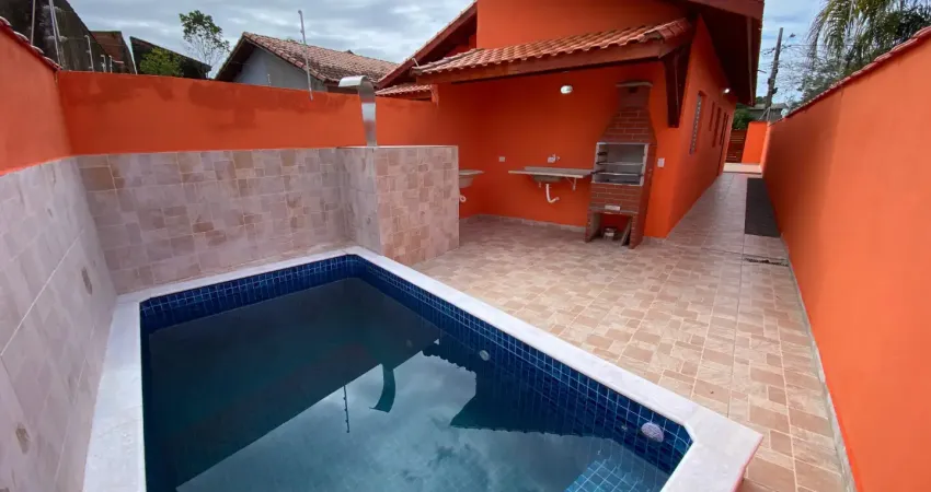 Casa à 700m do mar com piscina, 2 quartos e área gourmet em itanhaém.