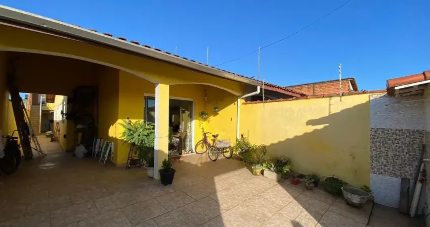 Casa à venda com piscina, área gourmet com churrasqueira e sistema de alarme, em itanhaém.
