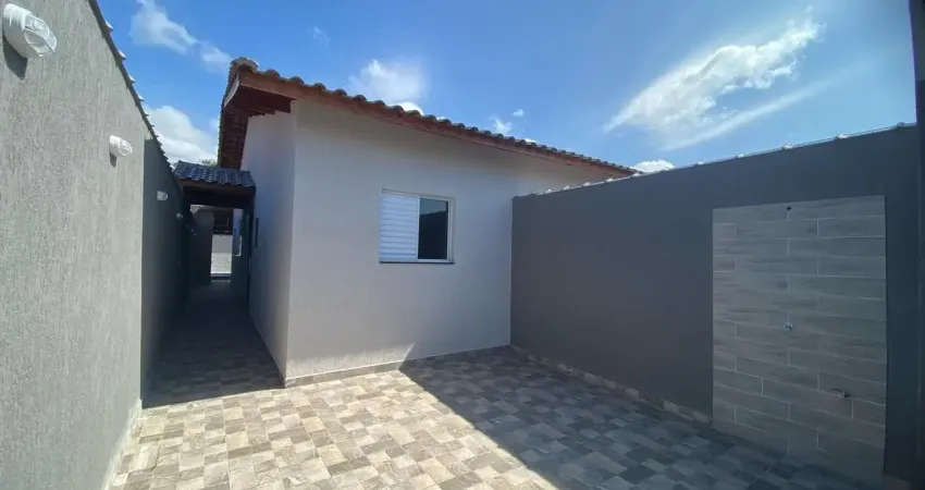 Casa à venda com piscina, 2 quartos e área gourmet com churrasqueira, em itanhaém.