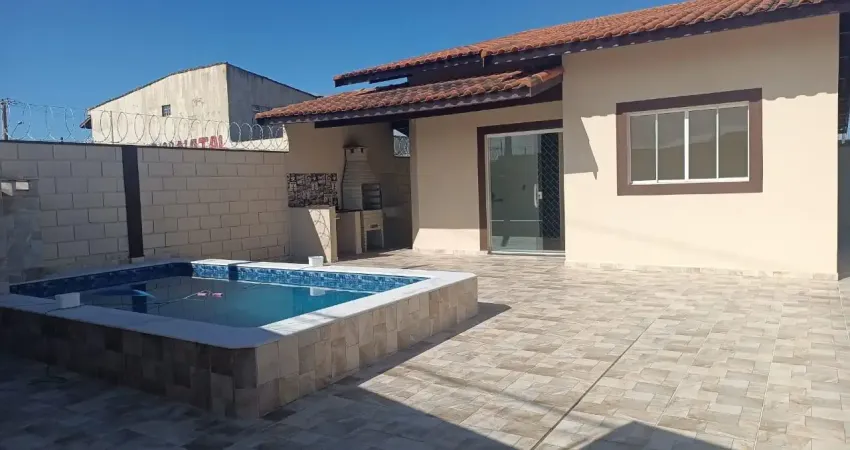 Casa à venda com piscina e área gourmet com churrasqueira, em itanhaém.