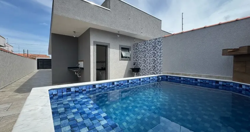Casa à venda com piscina, 2 quartos e área gourmet, em itanhaém.
