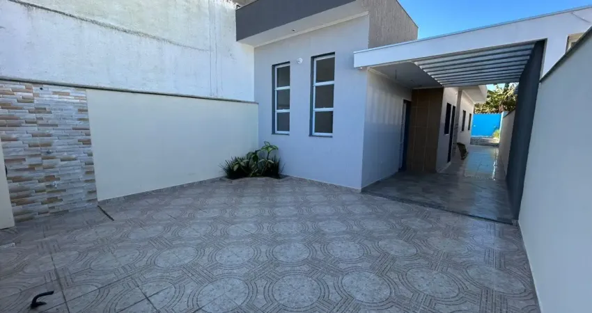 Casa à venda com piscina e área gourmet com churrasqueira, em itanhaém.