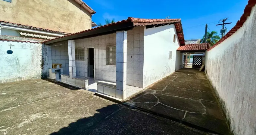 Casa à 900m do mar com área gourmet com churrasqueira e edícula, em itanhaém.