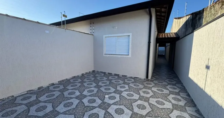 Casa à venda com piscina e área gourmet com churrasqueira, em itanhaém.