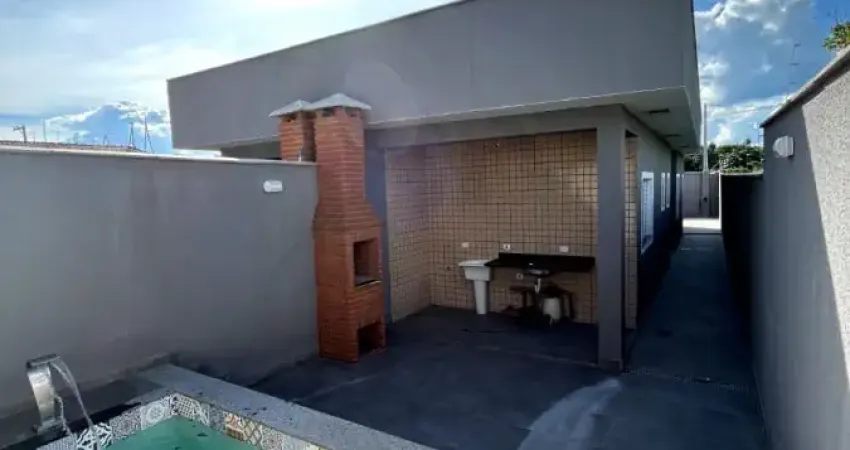 Casa à venda com piscina e área gourmet com churrasqueira, em itanhaém.