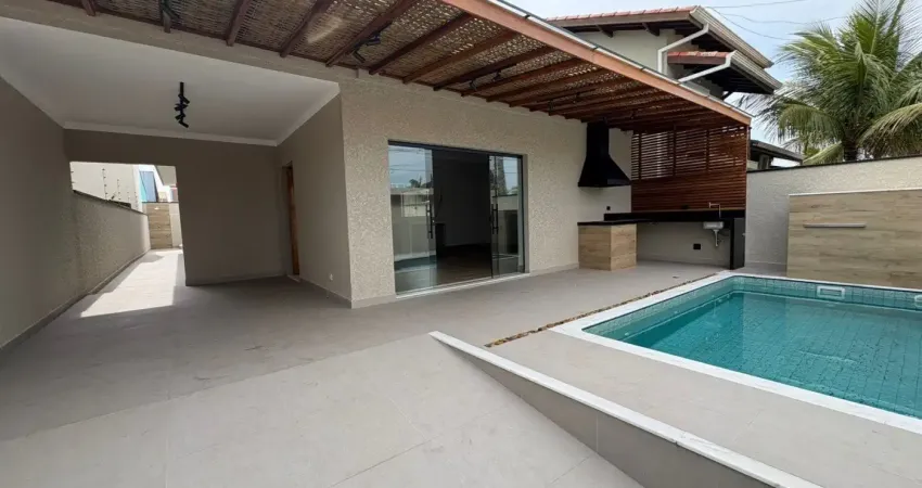Casa à 300m do mar com piscina e área gourmet com churrasqueira, em itanhaém.