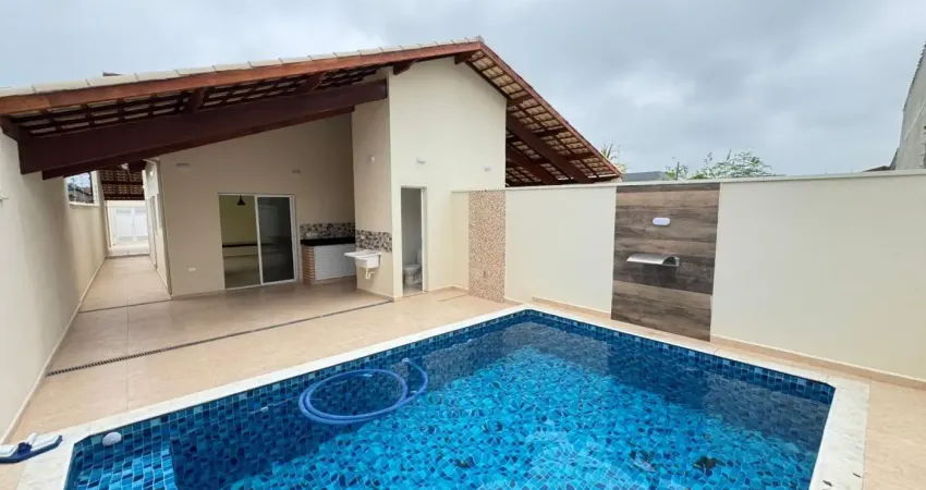 Casa à venda com piscina e área gourmet com churrasqueira, em itanhaém.