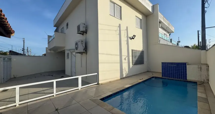 Casa à venda com piscina e área gourmet com churrasqueira, em itanhaém.